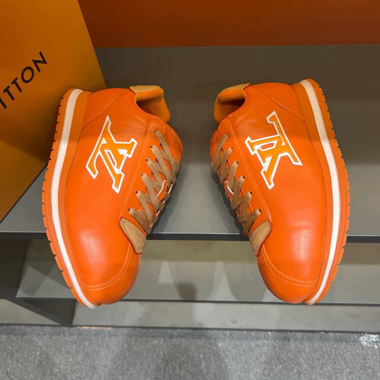 P540 Size 38-45 LV 🫏The colorful interpretation of BUTTERSOFT sneakers combines sheepskin, The colorful interpretation of LV BUTTERSOFT sneakers combines sheepskin and calfskin, bringing a super soft feel. Designed by Pharrell Williams, this '60s-inspired shoe features a padded upper that's been crafted by Louis Vuitton craftsmen to further enhance the comfort of the leather. In addition to the LV initials, it features multiple signatures, including natural leather trim and an embossed pattern of Pharrell Williams and lobster on the side, referencing the Fall/Winter 2025 men’s show. A must-have artifact for fashionistas✅